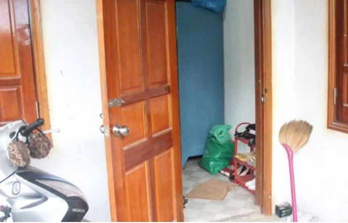 Bẻ khóa phòng, gí dao vào cổ nữ sinh rồi cướp tài sản ảnh 1