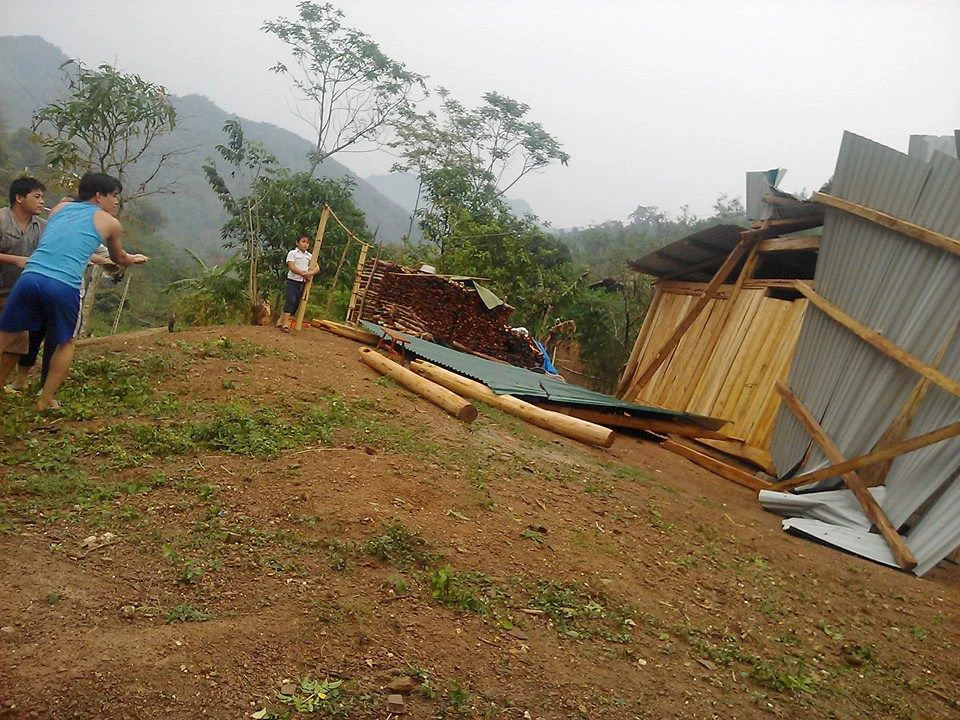 Mưa đá, lốc xoáy làm nhiều nhà tốc mái, 5 người bị thương ảnh 3