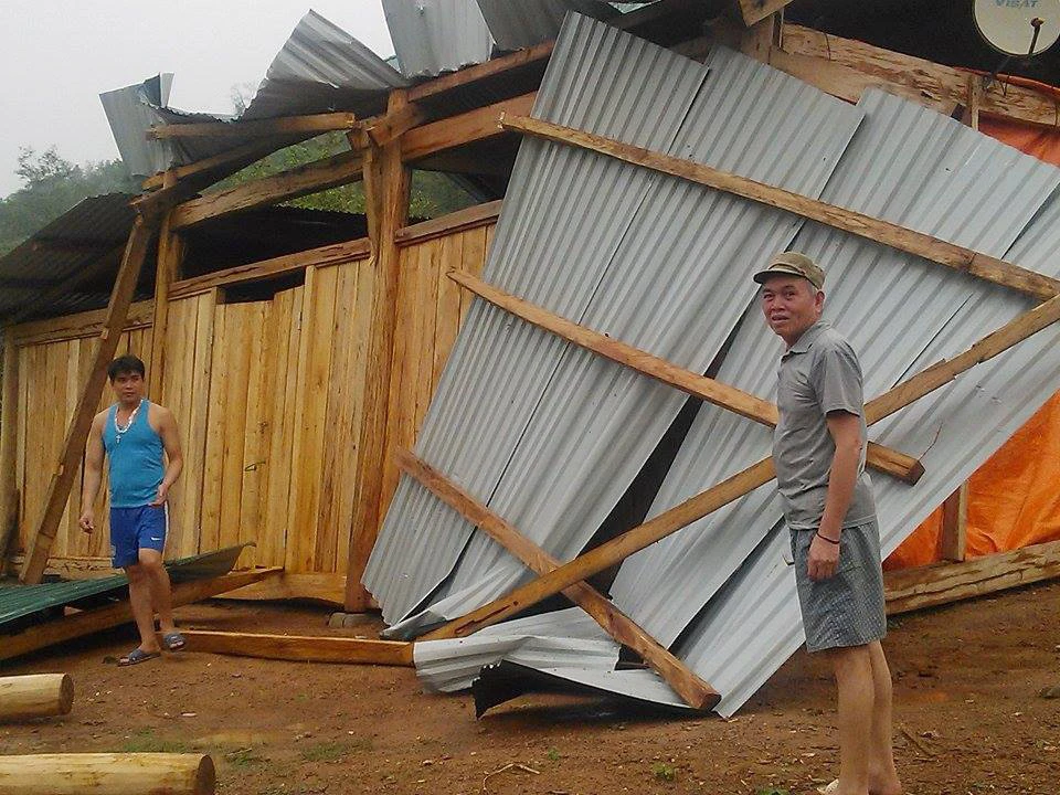 Mưa đá, lốc xoáy làm nhiều nhà tốc mái, 5 người bị thương ảnh 1