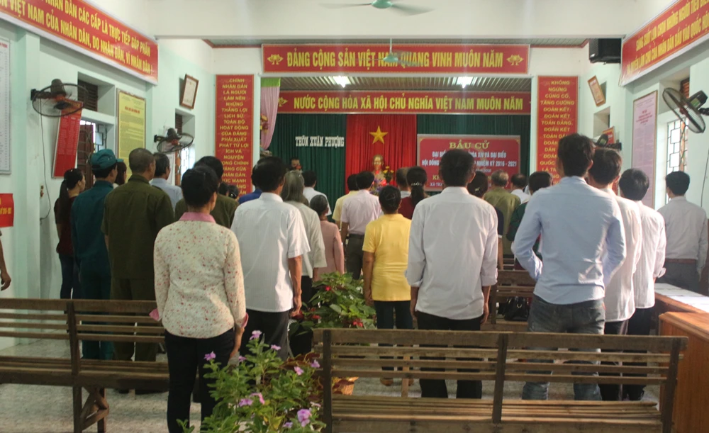 Cử tri dân tộc Chứt được xe đến tận nhà chở đi bầu cử ảnh 1