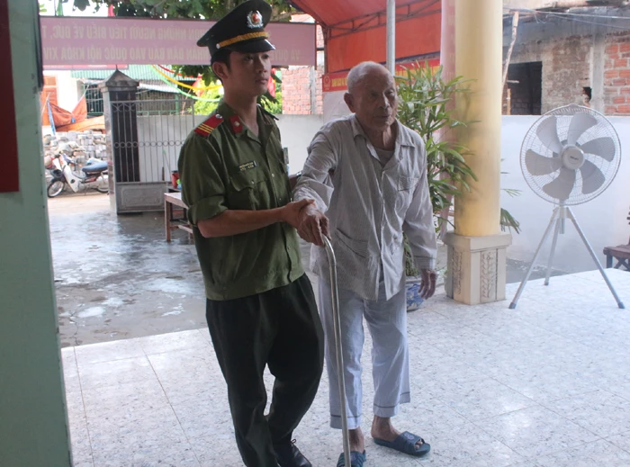 Cử tri dân tộc Chứt được xe đến tận nhà chở đi bầu cử ảnh 2