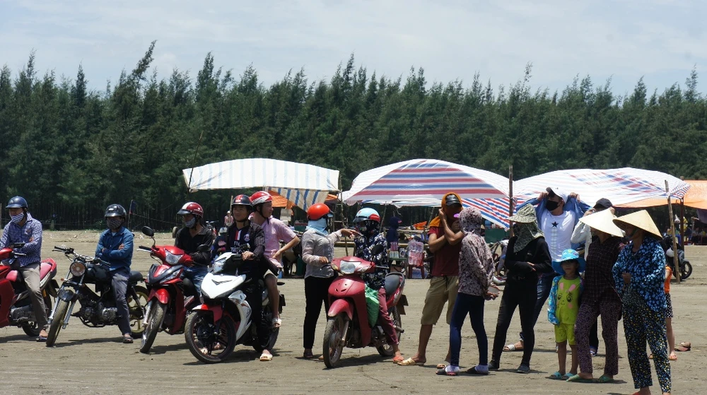 Người dân rưng rưng chờ đưa xác cá voi lên bờ ảnh 4 Người dân rưng rưng chờ đưa xác cá voi lên bờ ảnh 4