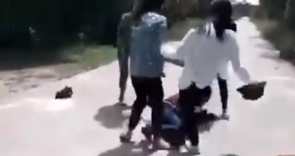 nhóm nữ sinh đánh trọng thương rồi tung clip lên mạng