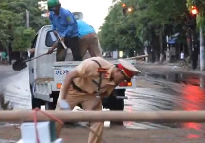 Xe tải để chất lỏng vàng đổ xuống đường rồi tháo chạy ảnh 2