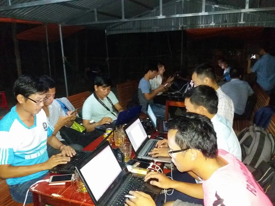 Đông đảo người dân thức đón phi công Trần Quang Khải ảnh 7