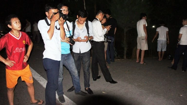 Đông đảo người dân thức đón phi công Trần Quang Khải ảnh 1