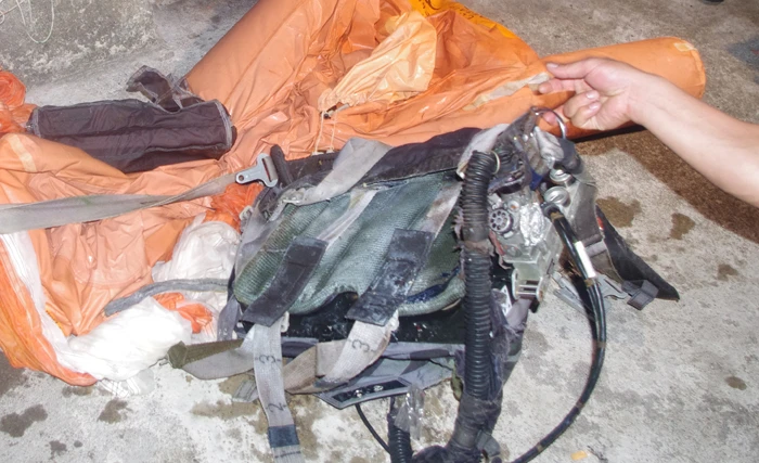 Dù và một số vật dụng, thiết bị được vớt lên cùng thi thể Đại tá phi công Trần Quang Khải, trên vùng biển Nghệ An