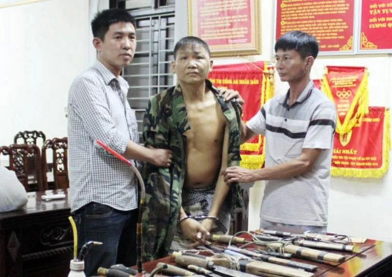 Vi Văn My (đứng giữa) bị công an bắt giữ cùng nhiều tang vật.