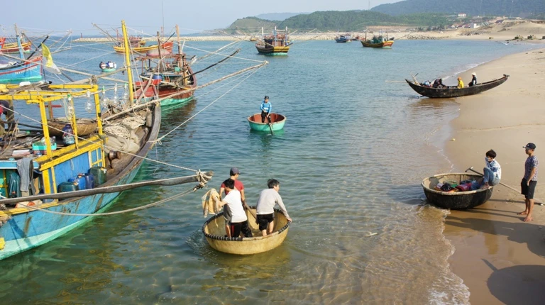 Ngư dân Hà Tĩnh chuẩn bị ra khơi