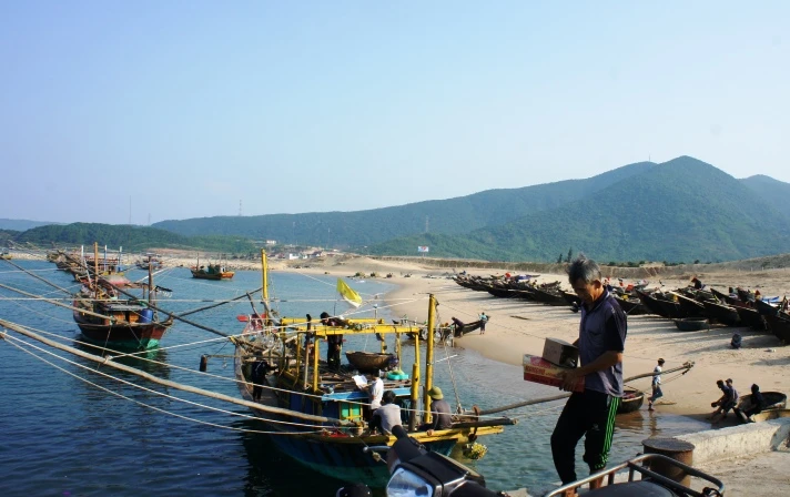 Ngư dân tỉnh Hà Tĩnh chuẩn bị đồ để ra khơi xa,, bám biển. Ảnh: Đ.Lam