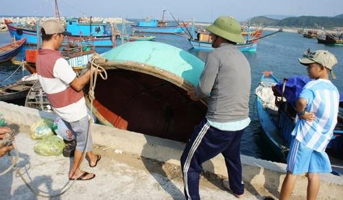 Tỉnh Hà Tĩnh đã có chính sách hỗ trợ để ngư dân trên địa bàn tỉnh bị ảnh hưởng sự cố môi trường, đóng tàu lớn ra khơi xa bám biển.