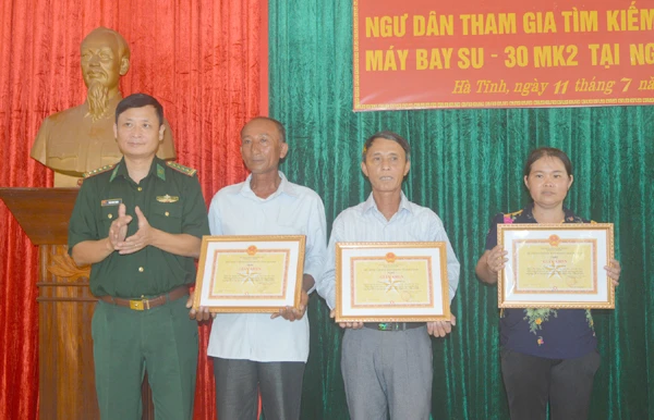 tặng giấy khen cho các ngư dân