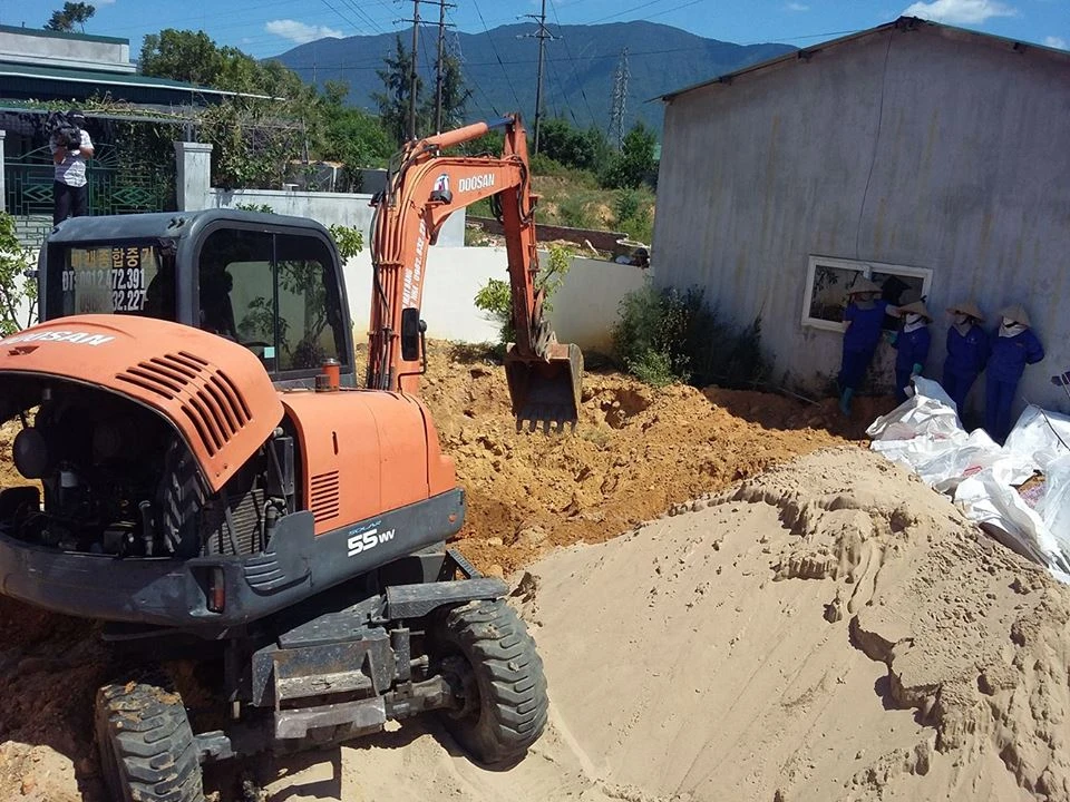 Khai quật chất thải chôn lấp trong khuôn viên Công viên Môi trường.