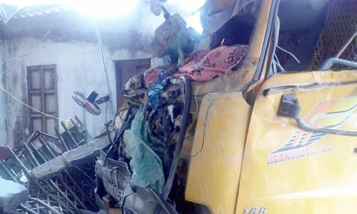 Xe tải bị hư hỏng sau khi đâm sập quán Bún Bò Huế.