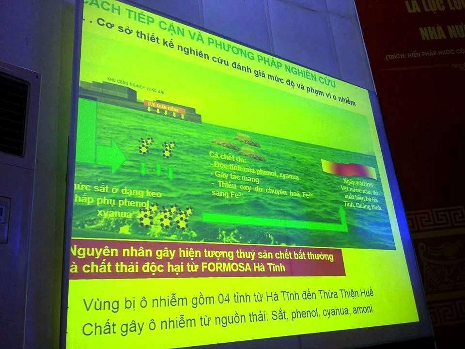 GS-TS Mai Trọng Nhuận đang trình bày nguyên nhân hải sản chết bất thường.