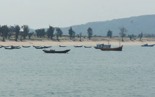 5 ngư dân Kỳ Anh cùng 2 con tàu đang mất liên lạc trên biển ảnh 1