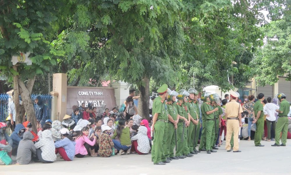 Lực lượng cảnh sát tăng cường đứng trước cổng Công ty Matrix Vinh, đảm bảo an ninh trật tự.