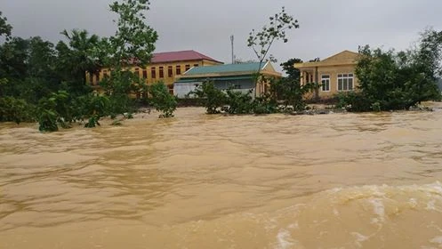 Chùm ảnh: Người dân Hà Tĩnh khó nhọc chạy lũ ảnh 10