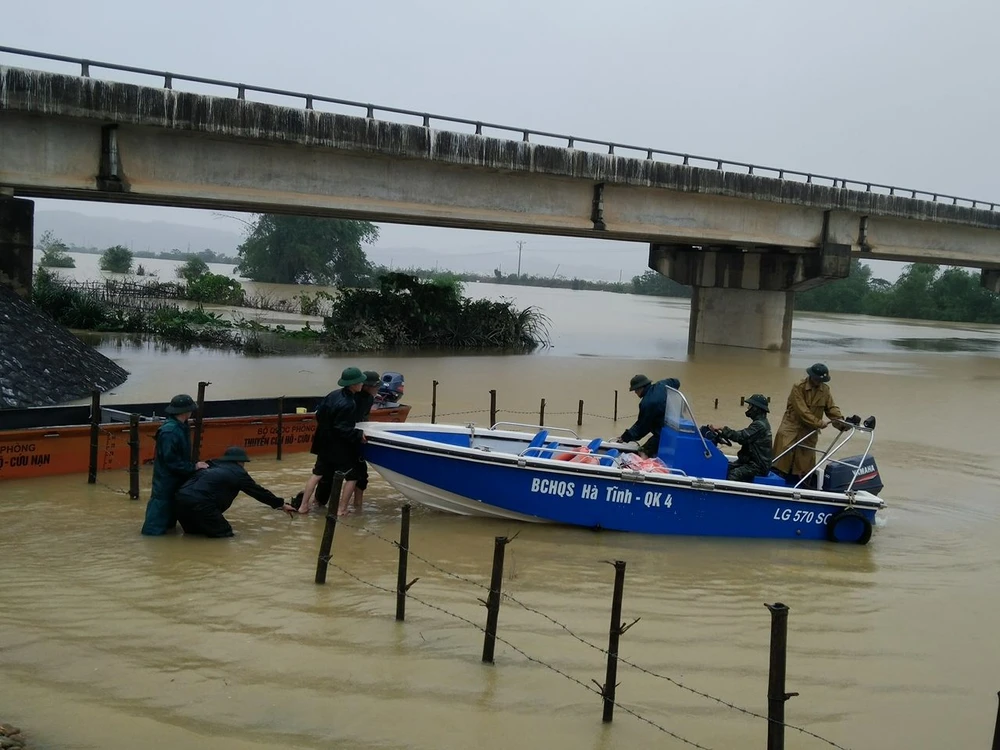 Chùm ảnh: Người dân Hà Tĩnh khó nhọc chạy lũ ảnh 12