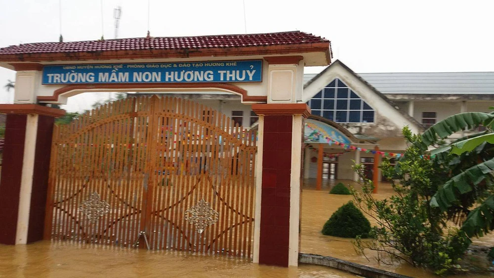 Chùm ảnh: Người dân Hà Tĩnh khó nhọc chạy lũ ảnh 11