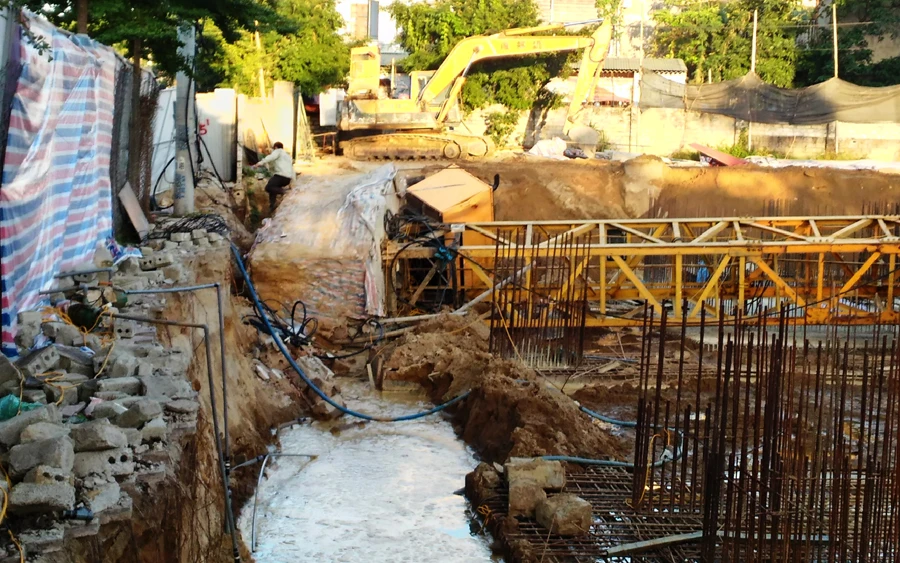 Cả trường nghỉ học sau vụ sập cần cẩu làm học sinh chết ảnh 3