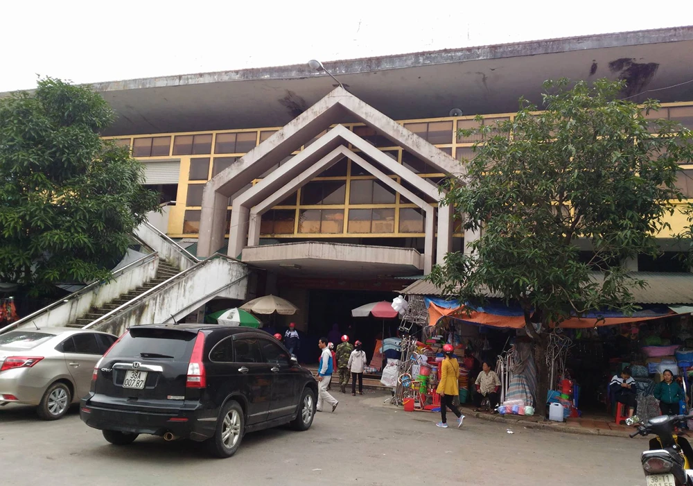 Tiểu thương ôm chầm chủ tịch tỉnh Hà Tĩnh nói cảm ơn ảnh 1