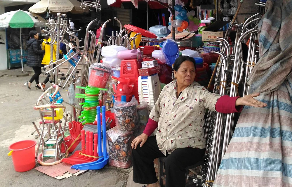 Tiểu thương ôm chầm chủ tịch tỉnh Hà Tĩnh nói cảm ơn ảnh 3