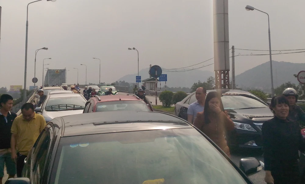 Tỉnh Nghệ An đề nghị hỗ trợ dân qua cầu Bến Thủy ảnh 1