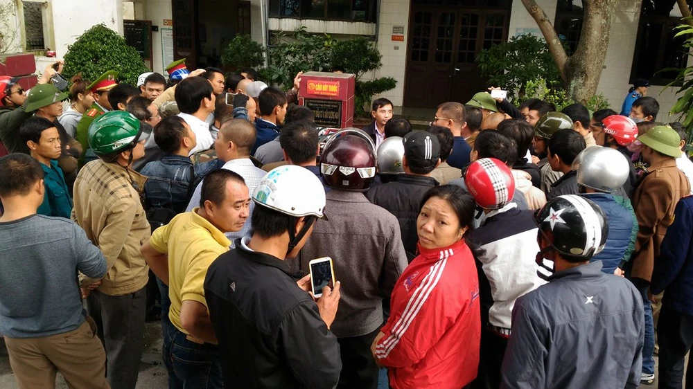 Người dân lại mang ô tô chặn cầu Bến Thủy 1 ảnh 3