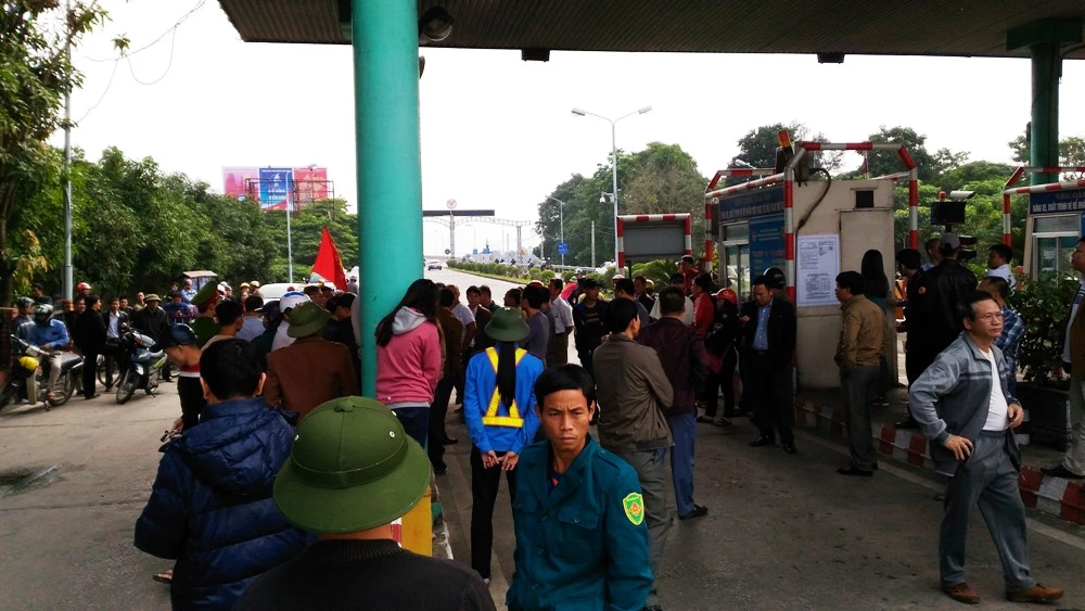 Trạm thu phí Bến Thủy 1 tê liệt.