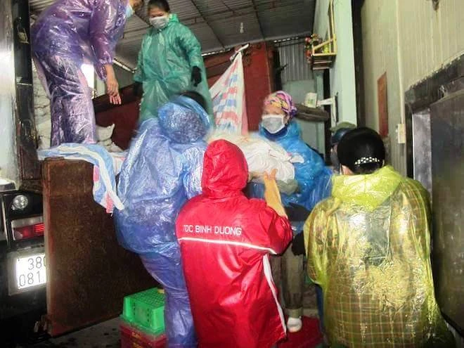 Vận chuyển hải sản tồn đọng nhiễm độc đưa đi tiêu hủy. Ảnh: CTV