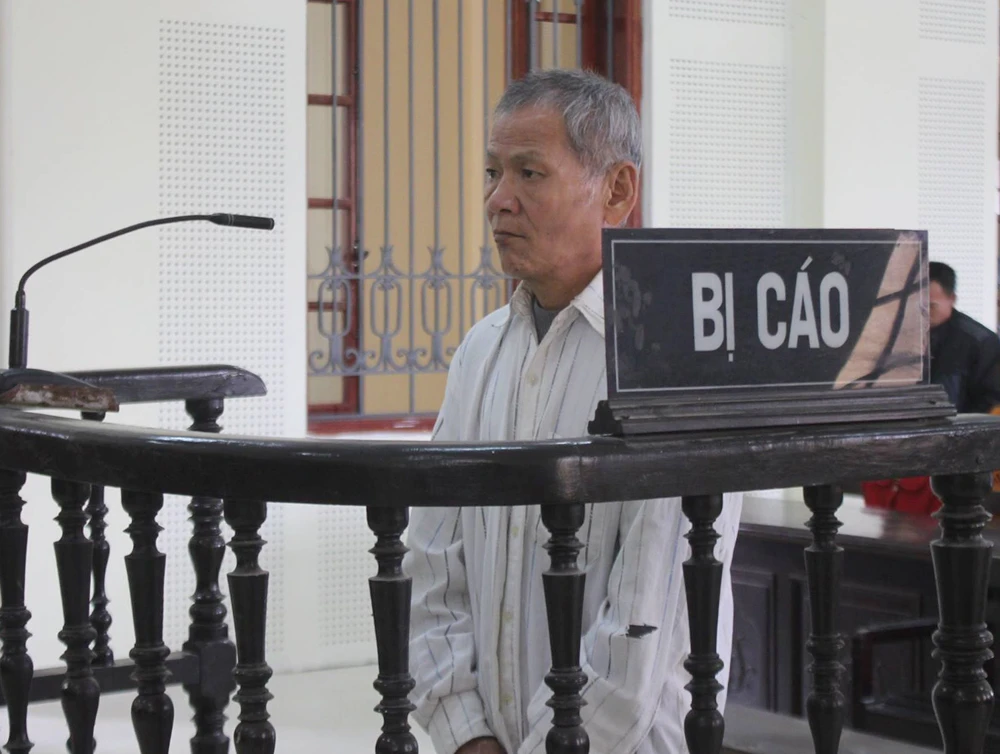 Chiếc kính lão 'tố cáo' kẻ hiếp dâm trẻ em ảnh 1