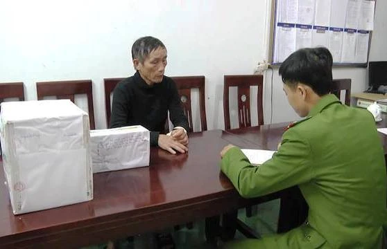 Ông Hoàng Đình Phượng cùng tang vật đang niêm phong tại cơ quan công an.