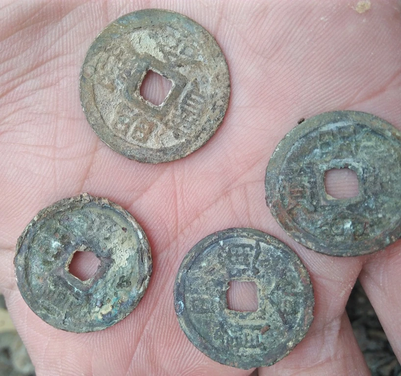 Đào được 10 kg tiền cổ khi làm móng nhà ảnh 2