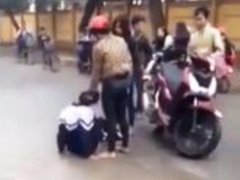 2 cô gái nhục mạ nữ sinh lớp 10 sẽ bị xử lý hành chính ảnh 1