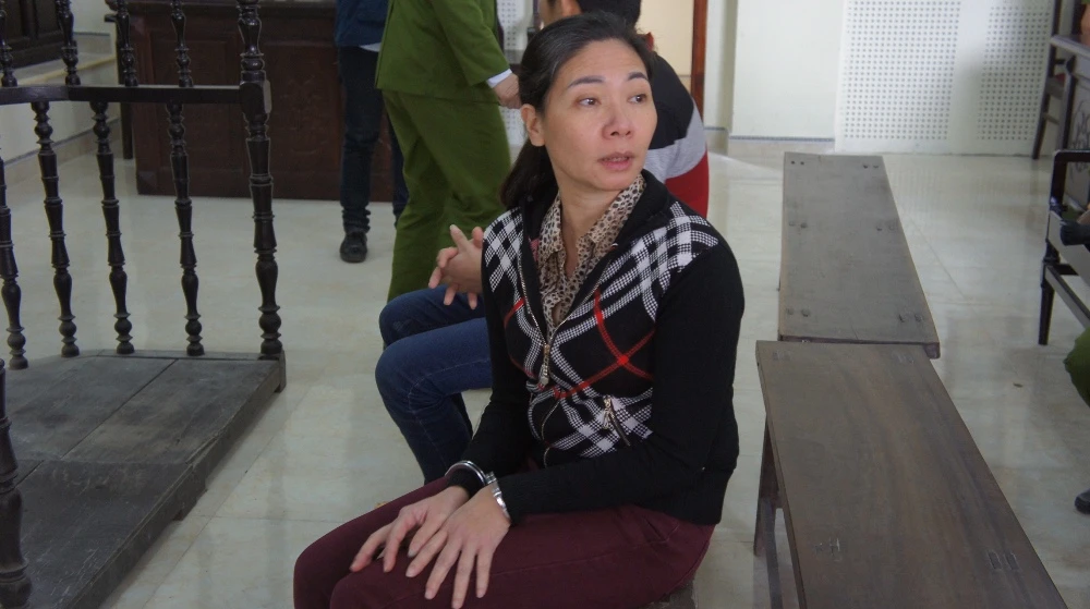 Vũ Thị Thúy Nga quay lại tìm, nhìn người thân sau khi tòa tuyên án.