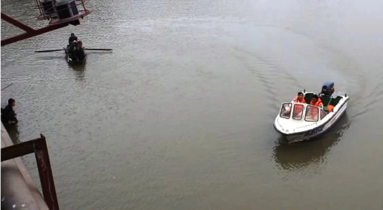 Trên đường đi học, nam sinh lớp 11 bất ngờ nhảy cầu... ảnh 1