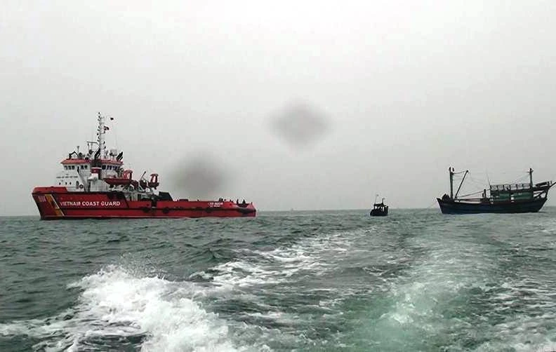 Kịp thời cứu 9 ngư dân bị nạn trên biển ảnh 1