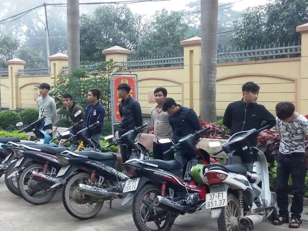 Chạy xe máy bằng chân đi ăn cưới bị phạt 14 triệu đồng ảnh 1