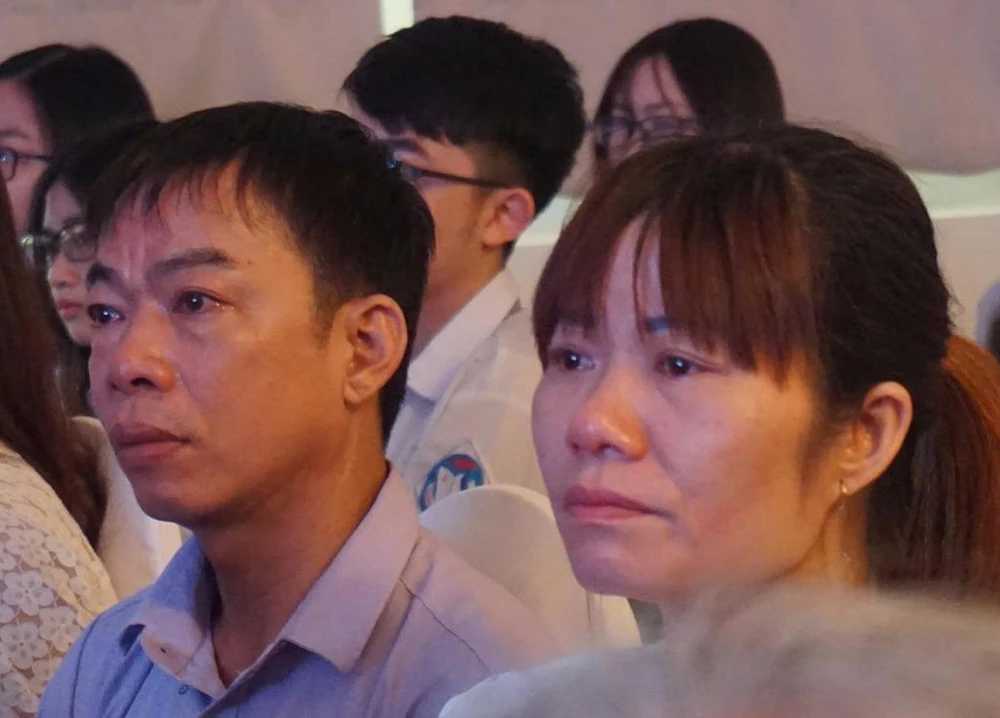 Xúc động, nghẹn ngào sau khi nghe các em tâm sự và đọc thư.