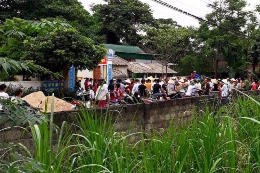 Rất đông phu huynh kéo đến trước trường và UBND xã Thọ Sơn