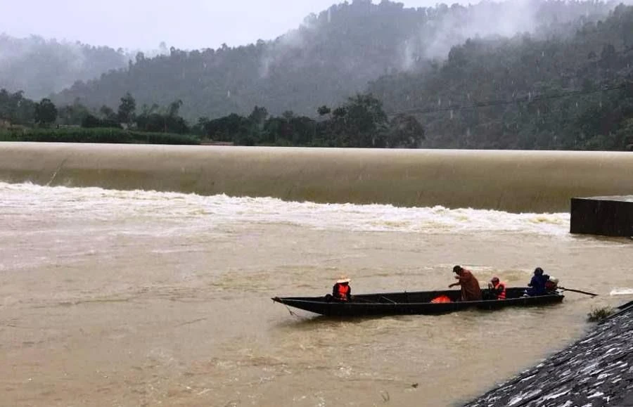 Nước lũ trên sông Giăng 