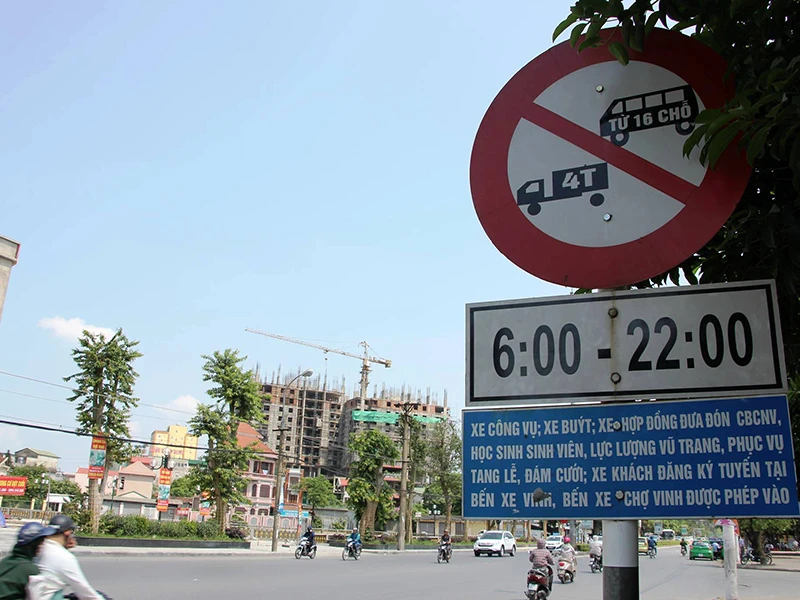 Tấm biển báo gây tranh cãi.
