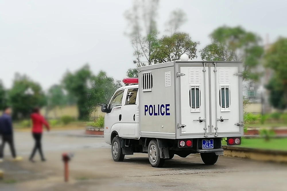 Hai bị cáo bắt tay vui mừng vì cùng được giảm án