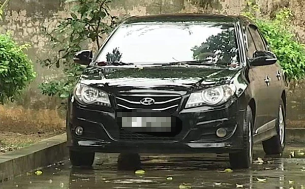 Hai bị cáo bắt tay vui mừng vì cùng được giảm án