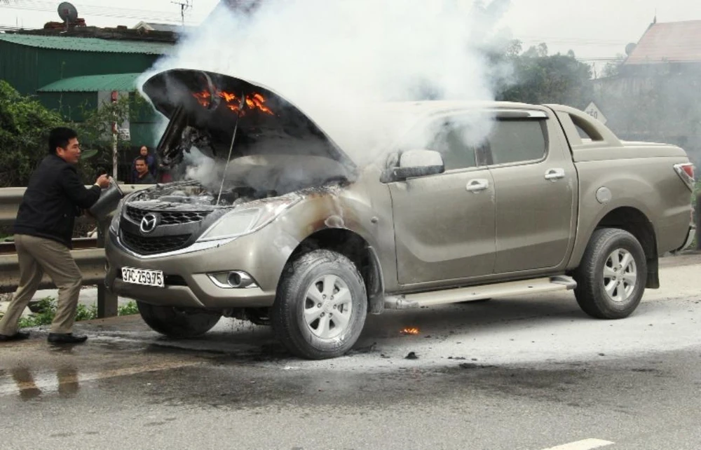 Đang chạy, ô tô bỗng bốc cháy dữ dội ảnh 1
