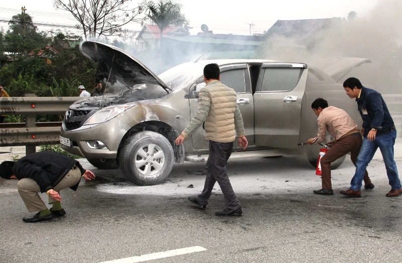Đang chạy, ô tô bỗng bốc cháy dữ dội ảnh 2
