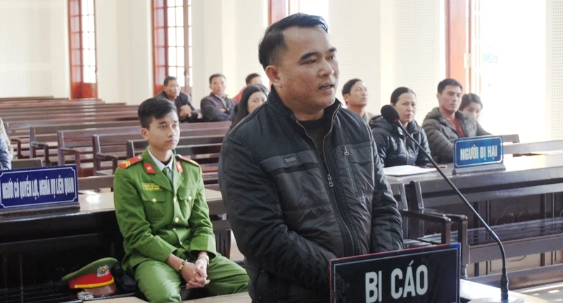 Nguyên thiếu tá công an lừa đảo tiền tỉ hầu tòa