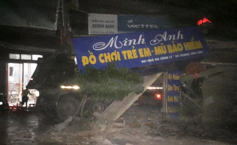 Xe tải lao vào ba cửa hàng, nhiều người bên trong hốt hoảng ảnh 1