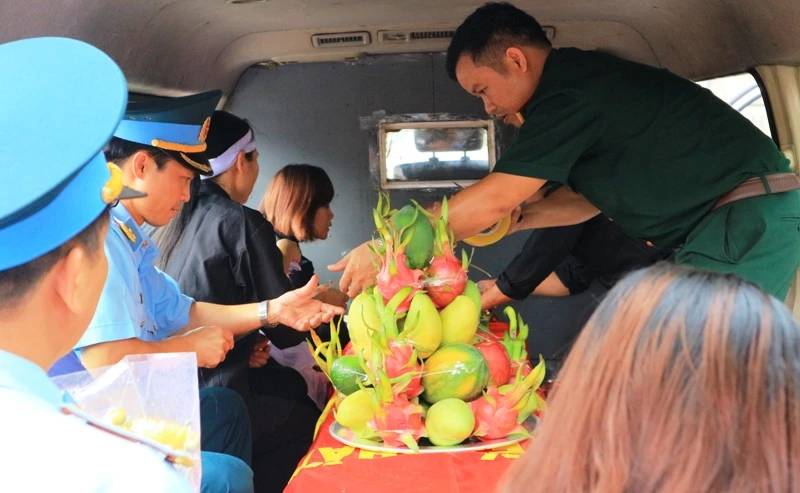 Hàng trăm người tiễn biệt 2 phi công Su-22U ảnh 7